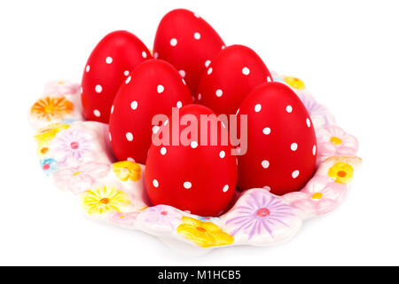 Ostereier auf keramischen Einstellung isoliert auf weißem Hintergrund. Stockfoto