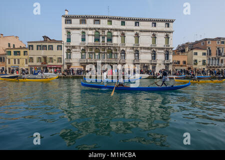 Weiblichen Besatzungen an Bord der typisch venezianischen Boot "gondolini' in der Regel von Männern durchgeführt. Karneval in Venedig 2018, Italien, 28. Januar 2018. Stockfoto