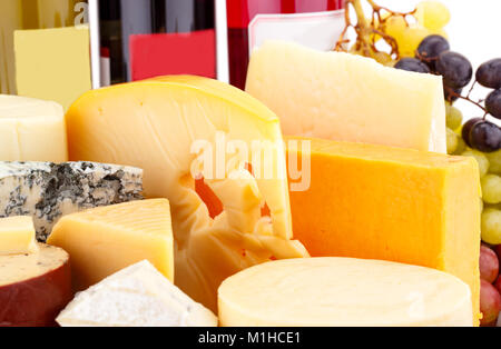 Verschiedene Arten von Käse, Weine und Trauben closeup Bild. Stockfoto