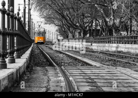 Ein Bild von den typischen gelben Straßenbahn in Budapest, Ungarn. Die Straßenbahn befindet sich in der Schwarzen und weißen Hintergrund isoliert. Stockfoto