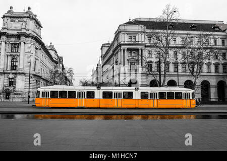 Ein Bild von den typischen gelben Straßenbahn in Budapest, Ungarn. Die Straßenbahn befindet sich in der Schwarzen und weißen Hintergrund isoliert. Stockfoto