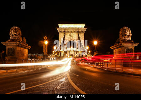 Ein Bild von der Kettenbrücke in Budapest bei Nacht mit dem Licht Spuren aus der Autos. Stockfoto