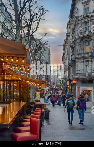 Überfüllten touristischen Váci Straße in der Dämmerung. Budapest Stockfoto