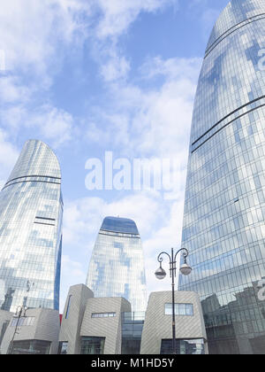 BAKU, Aserbaidschan - Dezember 27, 2017: Moderne Architektur der Stadt Baku, Aserbaidschan. Flamme Towers ist eines der berühmtesten Gebäude in Baku. Stockfoto