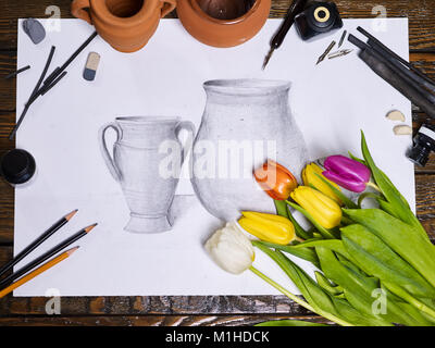 Zeichnung Bild am Tisch im Kunstunterricht der Schule. Gruppe der Bürste im tongefäß auf hölzernen Tisch. Blumen als Symbol für den Frühling Rabatte. Training Kunst Grafik Stockfoto