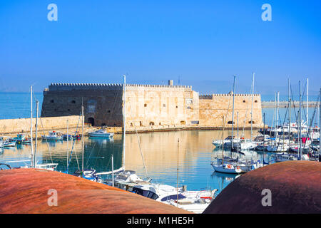 Heraklion Hafen mit alten venezianischen Festung Koule und Werften, Kreta, Griechenland Stockfoto