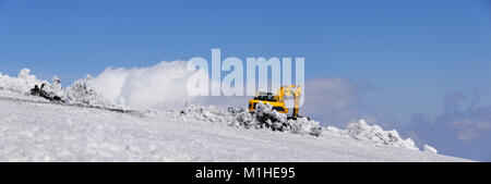 Bulldozer mit Schaufel Schnee entfernen. Den Ätna auf Sizilien. Stockfoto