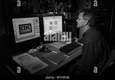 Foto von Peter Seidel, einem Computer graphics Specialist an der CDC (Branch Chief für die Division von spezialisierten Medien), an einem Computer Schreibtisch auf einem CDC-Präsentation für die Uad-2 Jährliche APHA (American Public Health Association) Tagung 2003 arbeitet. Mit freundlicher CDC. () Stockfoto