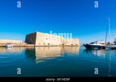 Heraklion Hafen mit alten venezianischen Festung Koule und Werften, Kreta, Griechenland Stockfoto