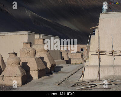 Gelbe alten Lehm tibetischen Stupas der buddhistischen Kloster von Tabo wurden der Spiti Valley, Himachal Pradesh, Indien gebracht. Stockfoto