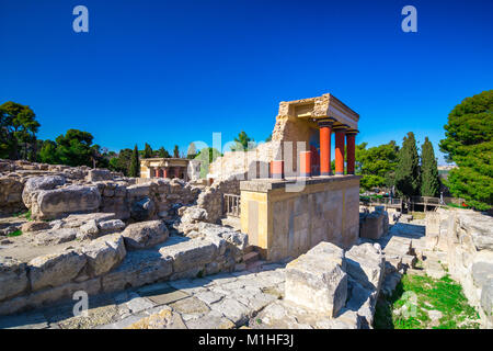 Alte Mauern von Knossos in der Nähe von Heraklion. Die Ruinen der minoischen Paläste ist die größte archäologische Stätte von Alle Paläste auf Kreta, Griechenland. Stockfoto