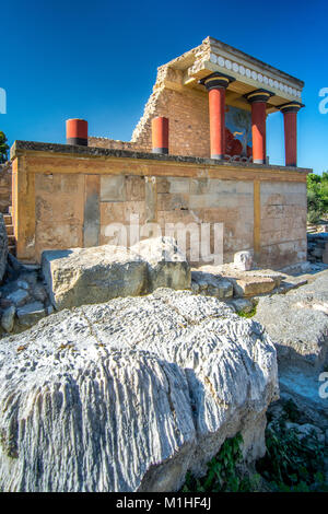 Alte Mauern von Knossos in der Nähe von Heraklion. Die Ruinen der minoischen Paläste ist die größte archäologische Stätte von Alle Paläste auf Kreta, Griechenland. Stockfoto