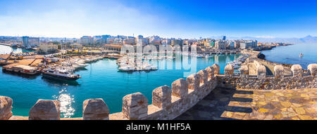 Heraklion Hafen mit alten venezianischen Festung Koule und Werften, Kreta, Griechenland Stockfoto