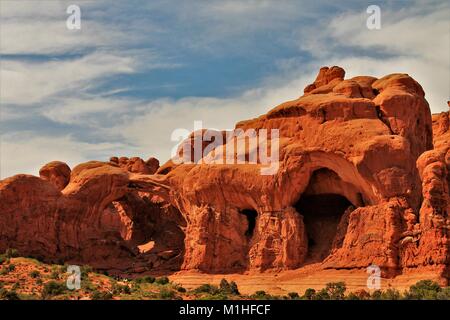 Arches National Park, Utah - Land der schönen roten Rock, erstaunlichen natürlichen Felsen Skulpturen, Wandern, photo Ops und Kiefer fällt! Stockfoto