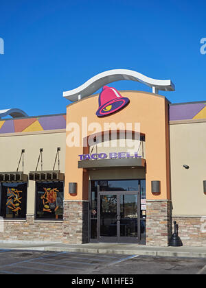 Äußere vordere Eingang zu Fast Food Restaurant Taco Bell zeigt das Logo und aktuelle Design in Montgomery, Alabama in den Vereinigten Staaten. Stockfoto