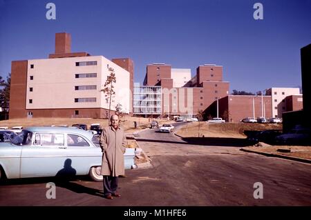 Landschaft Foto von Dr. Alex Langmuir, Gründer der Epidemie Intelligence Service, vor neu CDC (Mitten zur Krankheit-Steuerung und der Verhinderung) Gebäude und Parkplatz, Atlanta, Georgia, 1961, 1961 gebaut. Mit freundlicher CDC. () Stockfoto