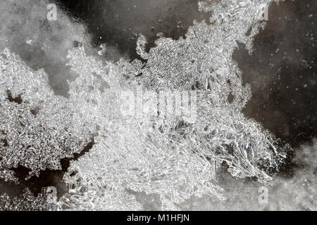Close-up von Eiskristallen in Schichten von Eis, Northeast Harbor, Maine Stockfoto