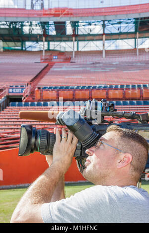 Miami Florida, Orange Bowl, lateinamerikanische lateinamerikanische ethnische Einwanderer Minderheit, Erwachsene Erwachsene Männer Männer männlich, Kameramann, Videokamera, Recorder, Stadion, ME Stockfoto