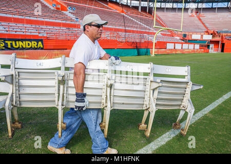 Miami Florida, Orange Bowl, lateinamerikanische lateinamerikanische ethnische Einwanderer Minderheit, Erwachsene Erwachsene Männer Männer männlich, Sitz, entfernen, Fußballstadion Abriss Stockfoto