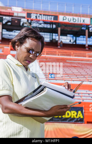 Miami Florida, Orange Bowl, lateinamerikanische lateinamerikanische ethnische Einwanderer Minderheit, schwarze Afrikaner, Erwachsene Erwachsene Frauen Frauen, Junge Stockfoto