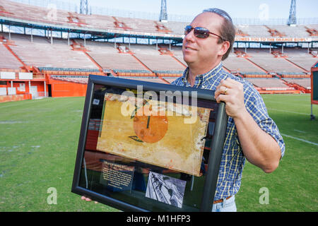 Miami Florida, Orange Bowl, lateinamerikanische lateinamerikanische ethnische Einwanderer Minderheit, Erwachsene Erwachsene Männer Männer, Abriss des Fußballstadions, Presse Confe Stockfoto