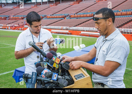 Miami Florida, Orange Bowl, hispanischer Mann, Männer, Pressekonferenz zum Abbruch des Fußballstadions, Mikrofone, Podium, Ausrüstung, Medien, FL080109043 Stockfoto