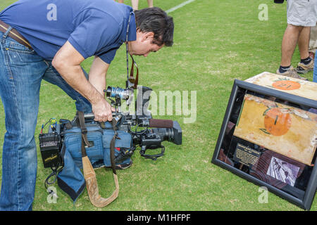 Miami Florida, Orange Bowl, lateinamerikanische lateinamerikanische ethnische Einwanderer Minderheit, Erwachsene Erwachsene Männer Männer, Abriss des Fußballstadions, Presse Confe Stockfoto