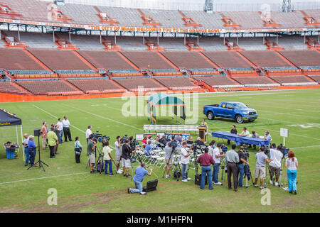 Miami Florida, Orange Bowl, lateinamerikanische lateinamerikanische ethnische Einwanderer Minderheit, Erwachsene Erwachsene Männer Männer, Abriss des Fußballstadions, Presse Confe Stockfoto