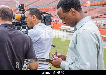 Miami Florida, Orange Bowl, lateinamerikanische lateinamerikanische ethnische Einwanderer Minderheit, Erwachsene Erwachsene Männer Männer, Abriss des Fußballstadions, Presse Confe Stockfoto