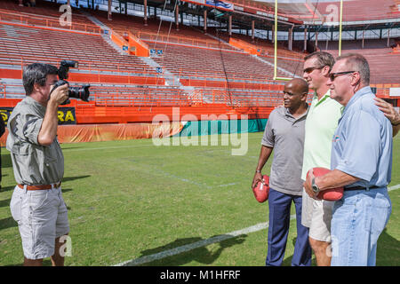 Miami Florida, Orange Bowl, lateinamerikanische lateinamerikanische ethnische Einwanderer Minderheit, Erwachsene Erwachsene Männer Männer, Abriss des Fußballstadions, Presse Confe Stockfoto