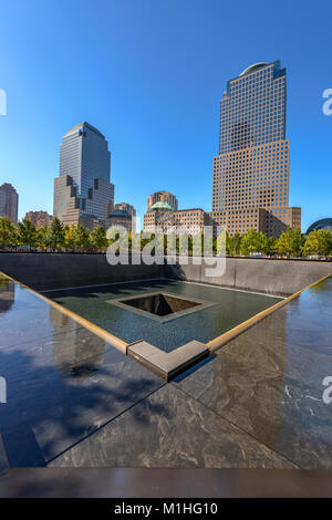NEW YORK - USA - 19. OKTOBER 2017 - die Menschen in der Nähe der Freedom Tower und 9-11 Memorial Stockfoto