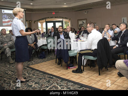 JOINT BASE SAN ANTONIO - Fort Sam Houston, Texas - Brig. Gen. Heather Pringle, 502Nd Air Base Wing und Joint Base San Antonio Commander, Gastgeber der Zustand von JBSA für bürgerliche Führer und Mission Partner am Fort Sam Houston Golf Course, Okt. 30, 2017. Stockfoto