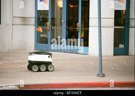 Selbstfahrer Lieferung Roboter von Startup Starship Technologien Antriebe hinter den Lesher Center in der Innenstadt von Walnut Creek, Kalifornien, wie es einen automatisierten Lieferung für ein lokales Geschäft macht, 24. August 2017. () Stockfoto