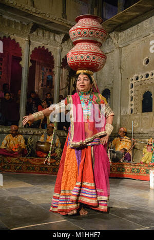 Berühmte Bhavai tanzen, feiern die Bemühungen der Frauen in der Wüste Wasser, Udaipur, Rajasthan, Indien Stockfoto