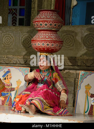 Berühmte Bhavai tanzen, feiern die Bemühungen der Frauen in der Wüste Wasser, Udaipur, Rajasthan, Indien Stockfoto