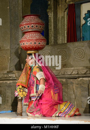 Berühmte Bhavai tanzen, feiern die Bemühungen der Frauen in der Wüste Wasser, Udaipur, Rajasthan, Indien Stockfoto