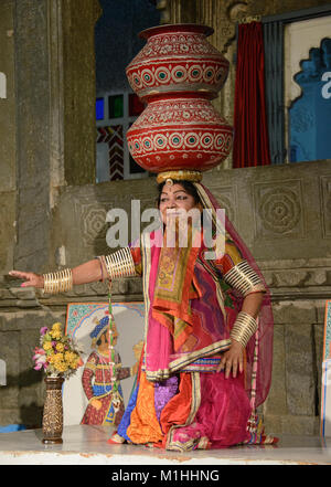 Berühmte Bhavai tanzen, feiern die Bemühungen der Frauen in der Wüste Wasser, Udaipur, Rajasthan, Indien Stockfoto