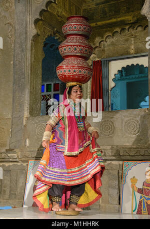 Berühmte Bhavai tanzen, feiern die Bemühungen der Frauen in der Wüste Wasser, Udaipur, Rajasthan, Indien Stockfoto