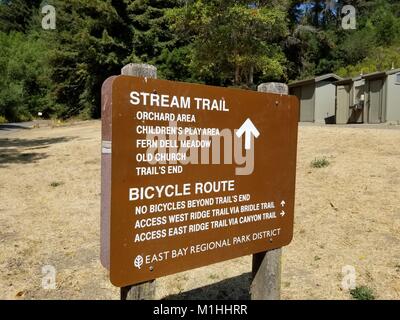 Zeichen für Stream Trail im Redwood Regional Park, die East Bay Regional Park in Oakland, Kalifornien, 5. September 2017. () Stockfoto