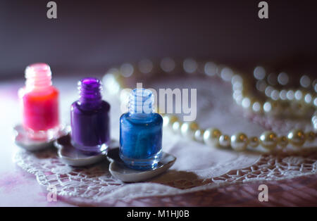 Cute Nagellack Flaschen bunten Schmuck Schönheit Stockfoto