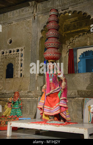 Berühmte Bhavai tanzen, feiern die Bemühungen der Frauen in der Wüste Wasser, Udaipur, Rajasthan, Indien Stockfoto