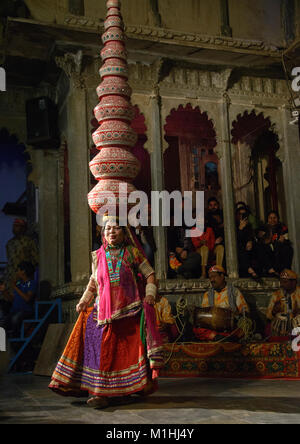 Berühmte Bhavai tanzen, feiern die Bemühungen der Frauen in der Wüste Wasser, Udaipur, Rajasthan, Indien Stockfoto