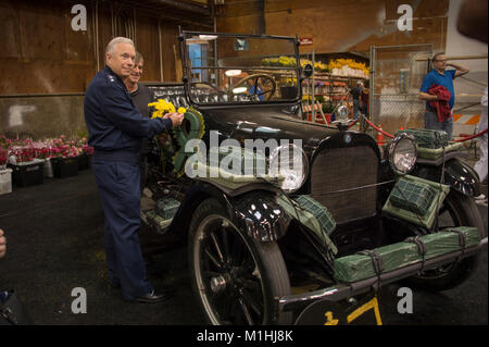 Generalleutnant John Thompson, der Kommandant der Raum und Missile Systems Center und Air Force Programm Executive Officer für den Platz an der Los Angeles Air Force Base, ist die Ehre, die erste Blüte des Turniers der Grand Auto's Roses Parade Marschall während der Ausstellung von Schwimmern tour Phoenix am Dekorieren Rosemont Pavillon, Pasadena, Calif., Dez. 29, 2017. Stockfoto