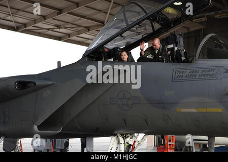 Us Air Force Oberstleutnant Kevin Welch, einem 173Rd Fighter Wing F-15 Fluglehrer, Slips Perlen Yahwhee, der Klamath Falls Police Department Officer des Jahres, noch kurz vor dem Start in einem eröffnungsflug der Heimatstadt Helden Programm, Januar 3, 2018 Kingsley Feld in Klamath Falls, Oregon. Das Programm ist so konzipiert, dass die lokalen bürgerliche Führer, sich aus erster Hand einen Blick auf die 173Rd FW-Mission, die sich in -, dass Informationen an ihre Kreise der Einfluss teilen zu geben. (U.S. Air National Guard Stockfoto