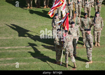 Generalleutnant Gary Volesky, ich Corps kommandierender General, übergibt die 25 Infanterie Division Farben in die neue Tropic Lightning Kommandeur, Generalmajor Ron Clark bei Weyand, Schofield Barracks, Jan. 4. (U.S. Armee Stockfoto