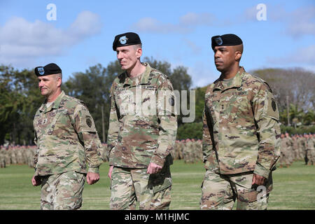 Generalmajor Christopher Cavoli (links), Generalleutnant Gary Volesky (Mitte) und Generalmajor Ronald Clark (rechts) März von Weyand Feld im 25 Infanterie Division Ändern des Befehls Jan. 4. Volesky, ich Corps kommandierender General, bewirtete das Ändern des Befehls. Clark zurück in die Division; diente er als Kompanieführer und Aide-de-camp zum kommandierenden General, als er ein Kapitän. Cavoli hat für die Förderung nominiert und wird seine Karriere in Europa fortzusetzen. (U.S. Armee Stockfoto