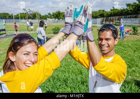 Miami Florida,Allapattah Middle School,Campus,Hands on HandsIn Miami,Freiwillige Freiwillige ehrenamtlich arbeiten Arbeiter, Teamarbeit zusammen s Stockfoto