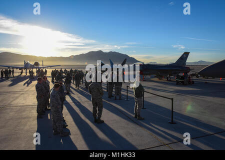 Flieger sammeln um eine A-10 Thunderbolt II, F-22 Raptor und F-16 Fighting Falcon nach der vierteljährlichen Last crew Wettbewerb auf der Nellis Air Force Base, Nev, Jan. 5, 2018. Mehrere Staffeln von der 57. Tagung der Instandhaltungsgruppe nahmen an dem Wettbewerb. (U.S. Air Force Stockfoto