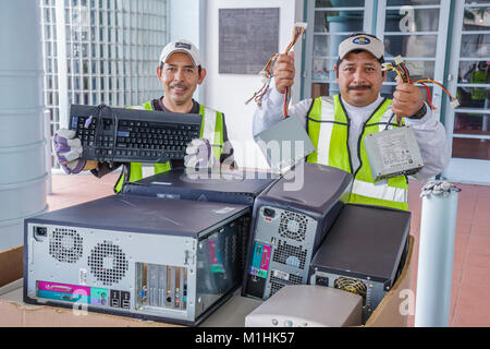 Miami Beach Florida, Adresse der Chaos, Recycling, Elektronik, Computerlaufwerke, hispanische Männer männlich, FL080119083 Stockfoto