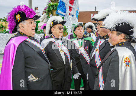 Florida, Hialeah, Jose Marti Parade, zu Ehren des kubanischen Dichters, Teilnehmers, hispanischer Männer, älterer Bürger, Ritter von Columbus, Uniform, FL080120001 Stockfoto